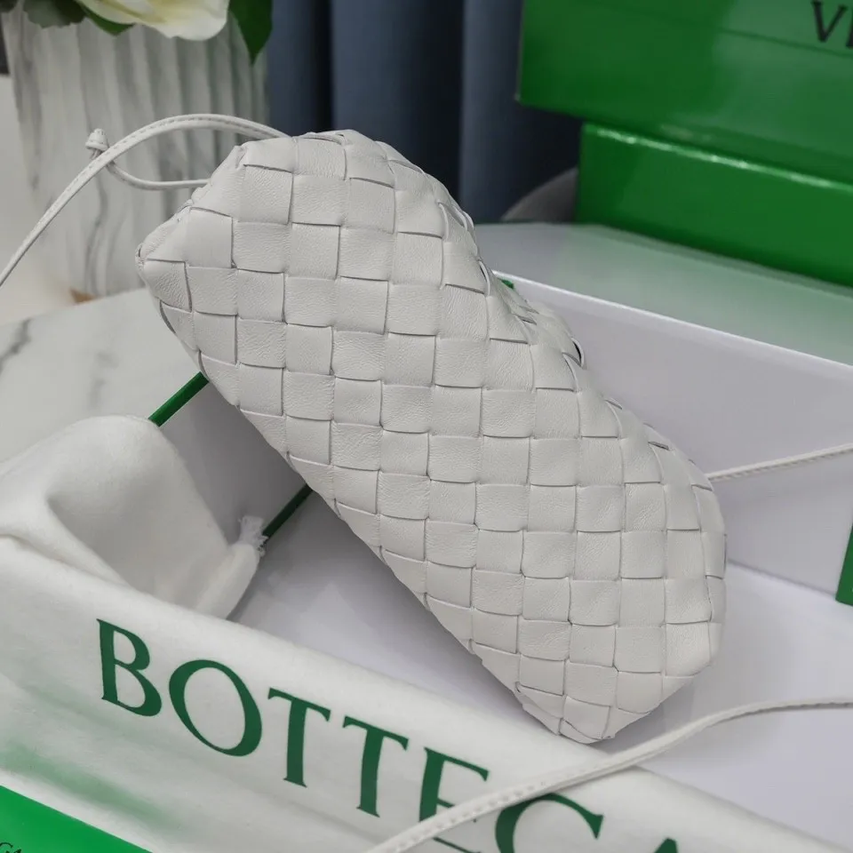 Batch 1260 Small Cloud Large Plaid Weaving The pouch Cloud bag is the first series designed by former Celine designer Daniel Lee after joining BV. The upper body is extremely ecstatic ~ fashionable and classy ~ elegant and concise, lazy and intellectual size: 23*13*8 [Little Cloud Rough Weave#]